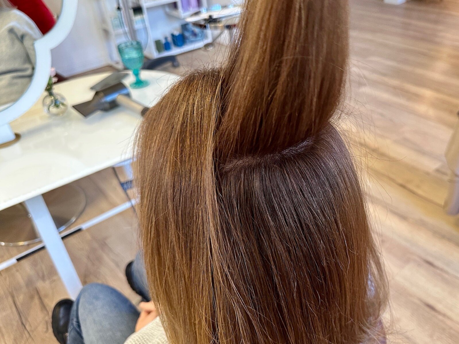 Kundin mit Pflanzenhaarfarbe