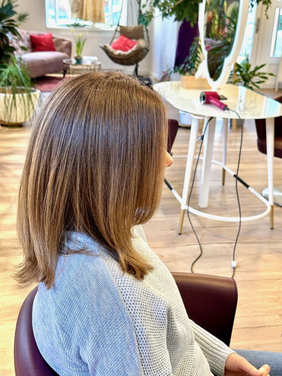 Kundin mit Pflanzenhaarfarbe