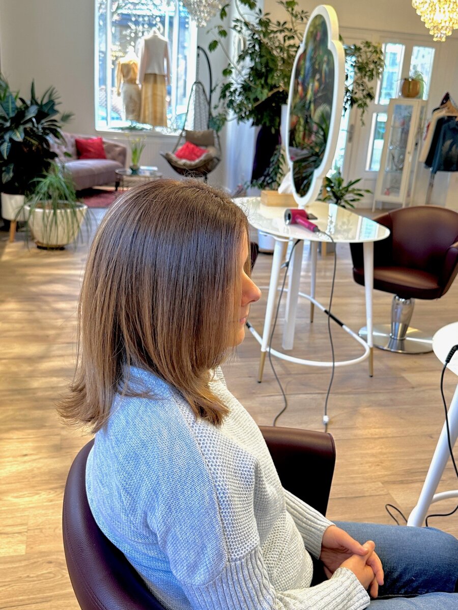 Kundin mit Pflanzenhaarfarbe