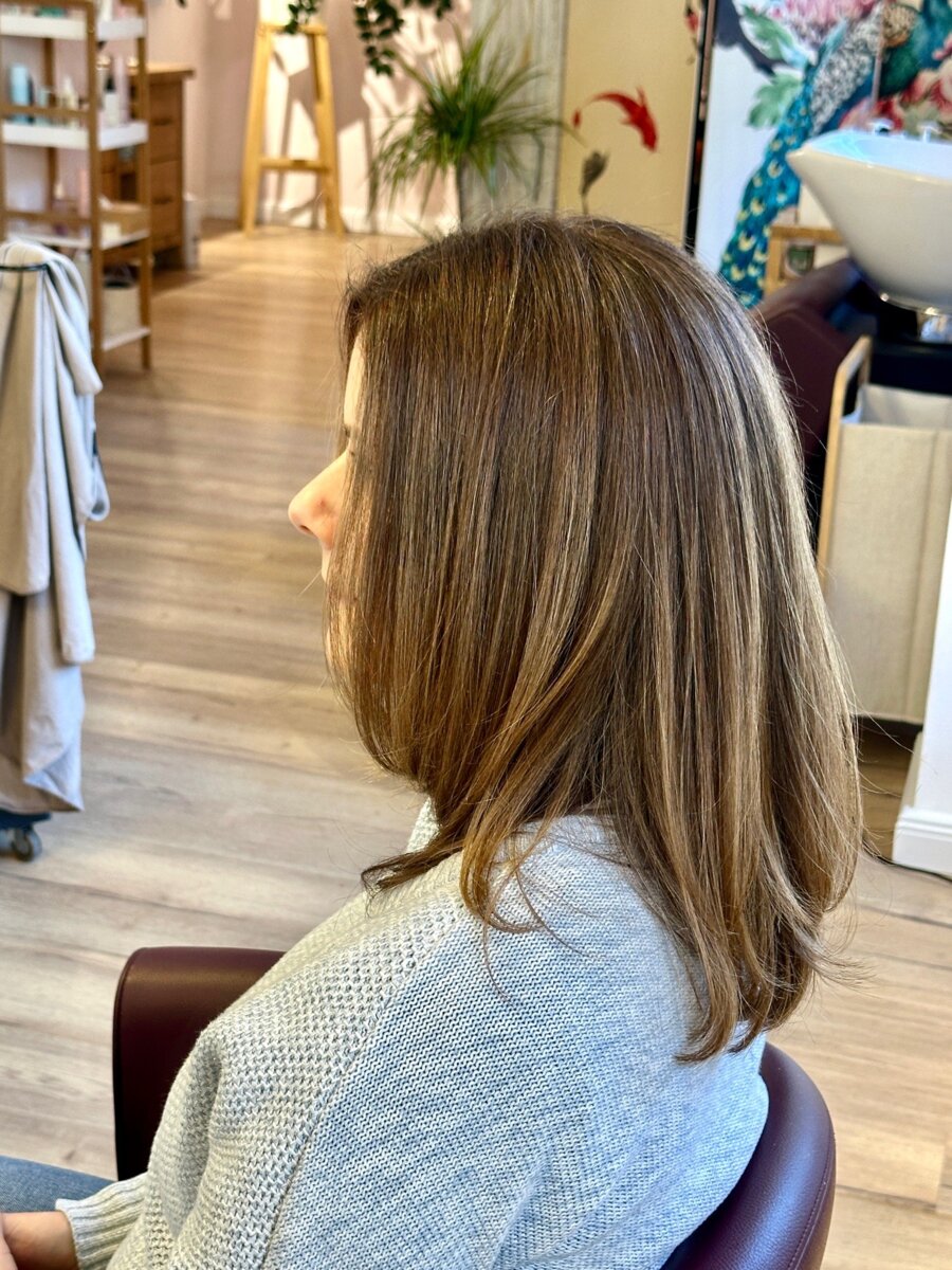 Kundin mit Pflanzenhaarfarbe