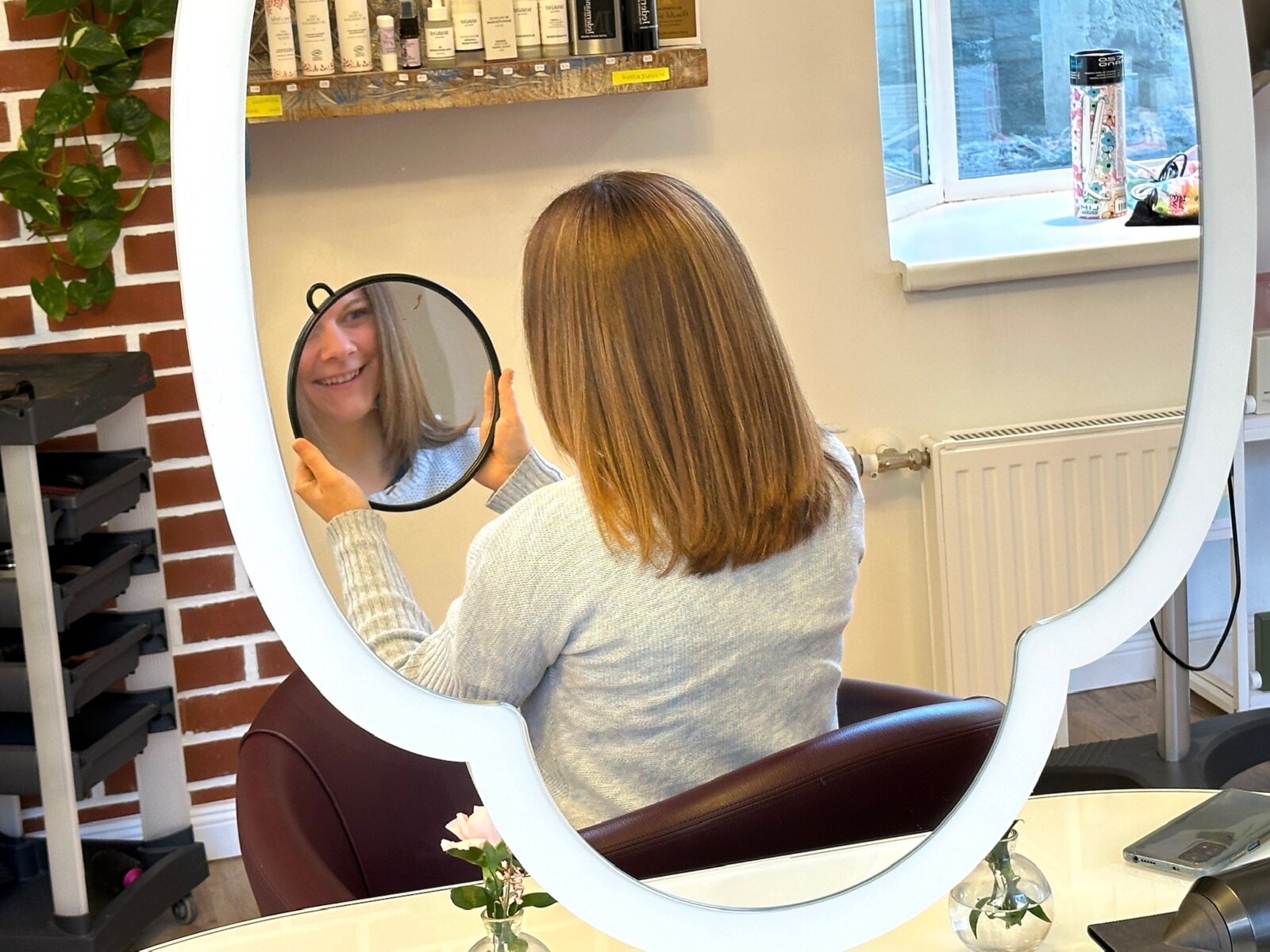 Kundin mit Pflanzenhaarfarbe